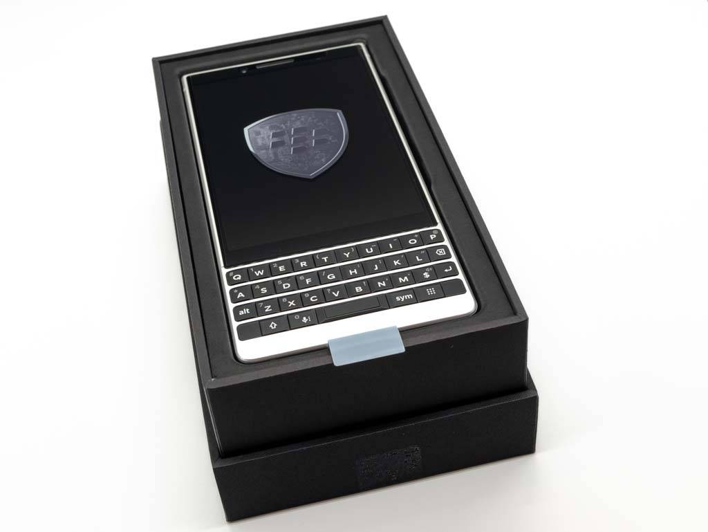 BlackBerry KEY2 パッケージ